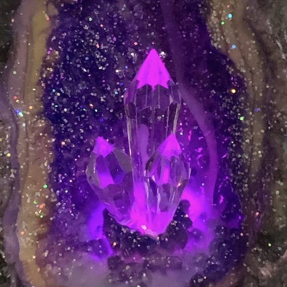 (SOLD OUT Coming Soon!) Geode Cave Incense Burner - Picture 4 of 7